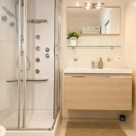Emerald Center Apartment *